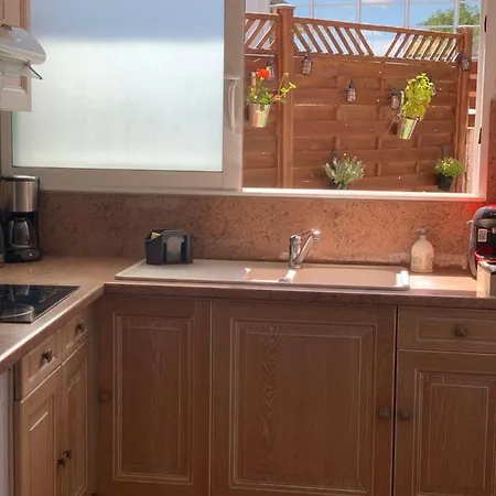 Pyrene Holidays - Appartement Spacieux - Chambres Climatisees - Cour Privee