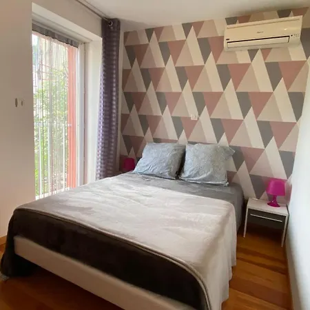 Pyrene Holidays - Appartement Spacieux - Chambres Climatisees - Cour Privee Apartament
